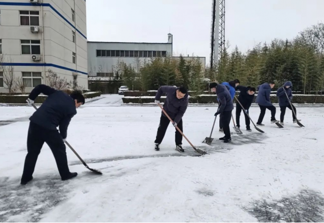 以雪为令迅速集结，清冰除雪确保畅通